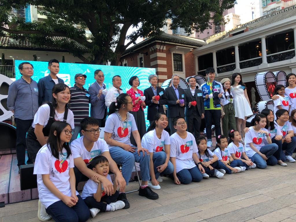醫院管理局主席梁智仁教授、陳沛然議員、演藝界的朋友和腎兒聲夢合唱團到場支持《愛‧延續》活動