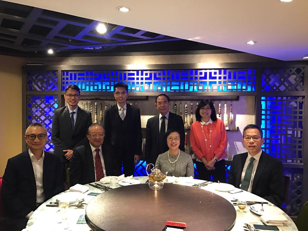 最近，我與香港醫學專科學院主席劉澤星教授（前排右一）、香港醫務委員會主席劉允怡教授（前排左二）和香港醫學會會長何仲平醫生（後排右二）會面
