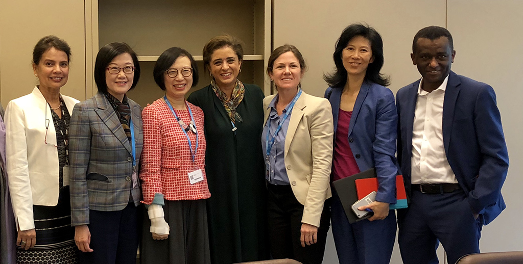 2019年5月在瑞士日內瓦與世界衞生組織抗微生物藥物耐藥性事務助理總幹事Hanan Balkhy教授（中）及她的團隊合照