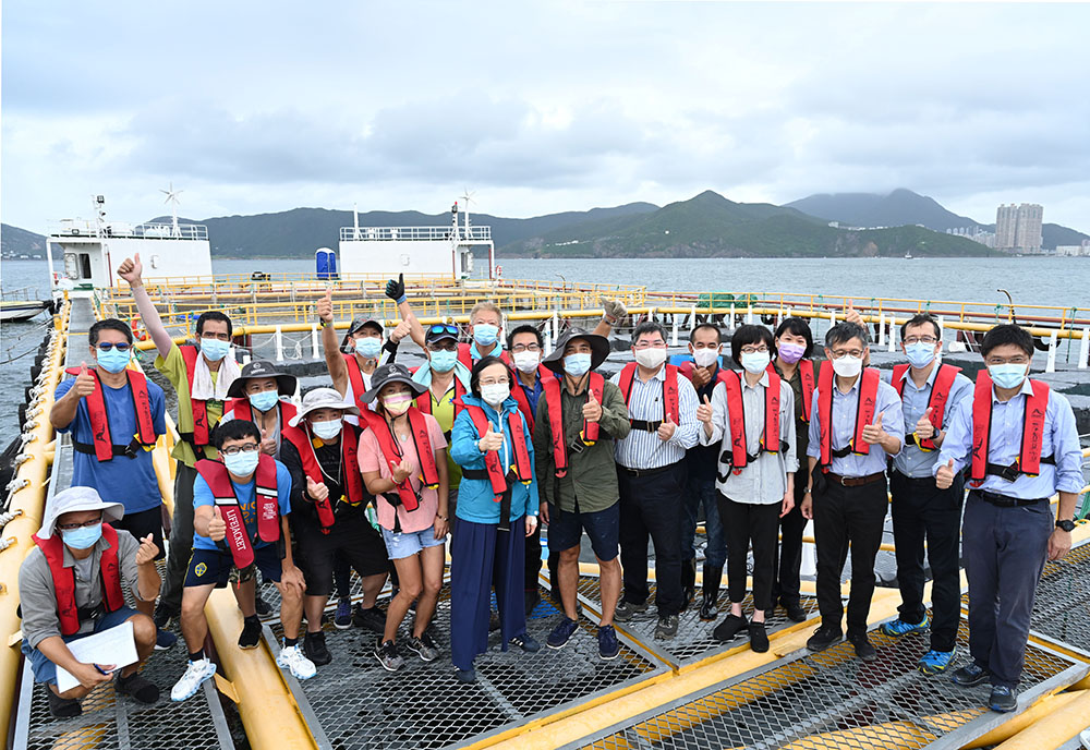 我在東龍洲深海網箱養殖示範場與學員、食物及衞生局和漁護署同事合照