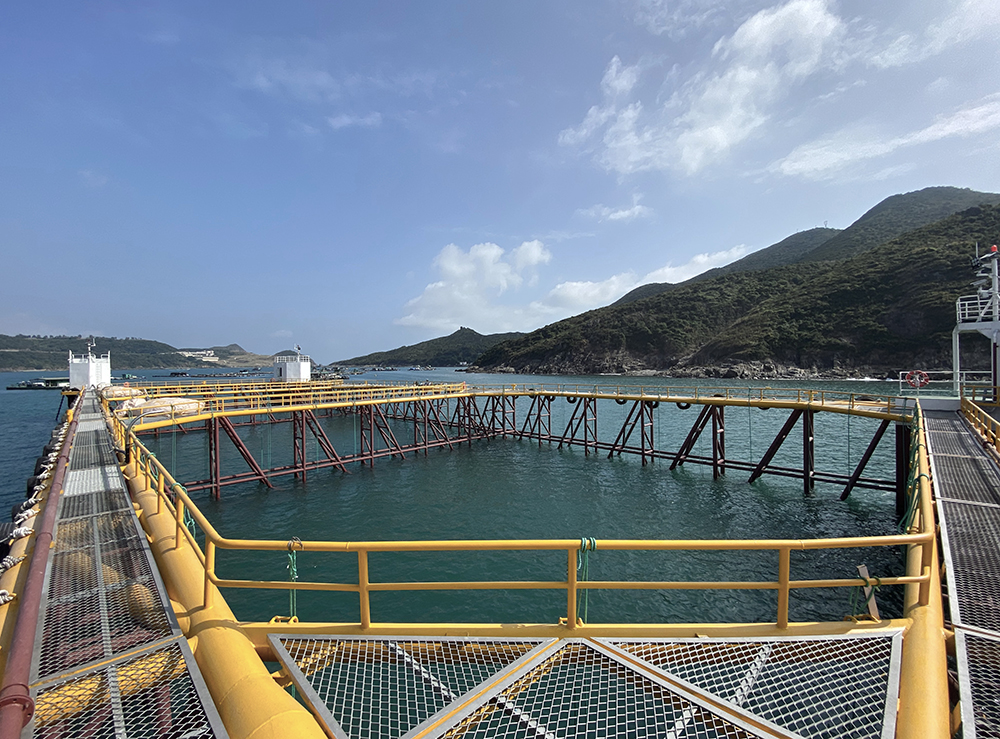 東龍洲深海網箱養殖示範場採用半潛式鋼質桁架深海網箱設計，較傳統木制浮排堅固
