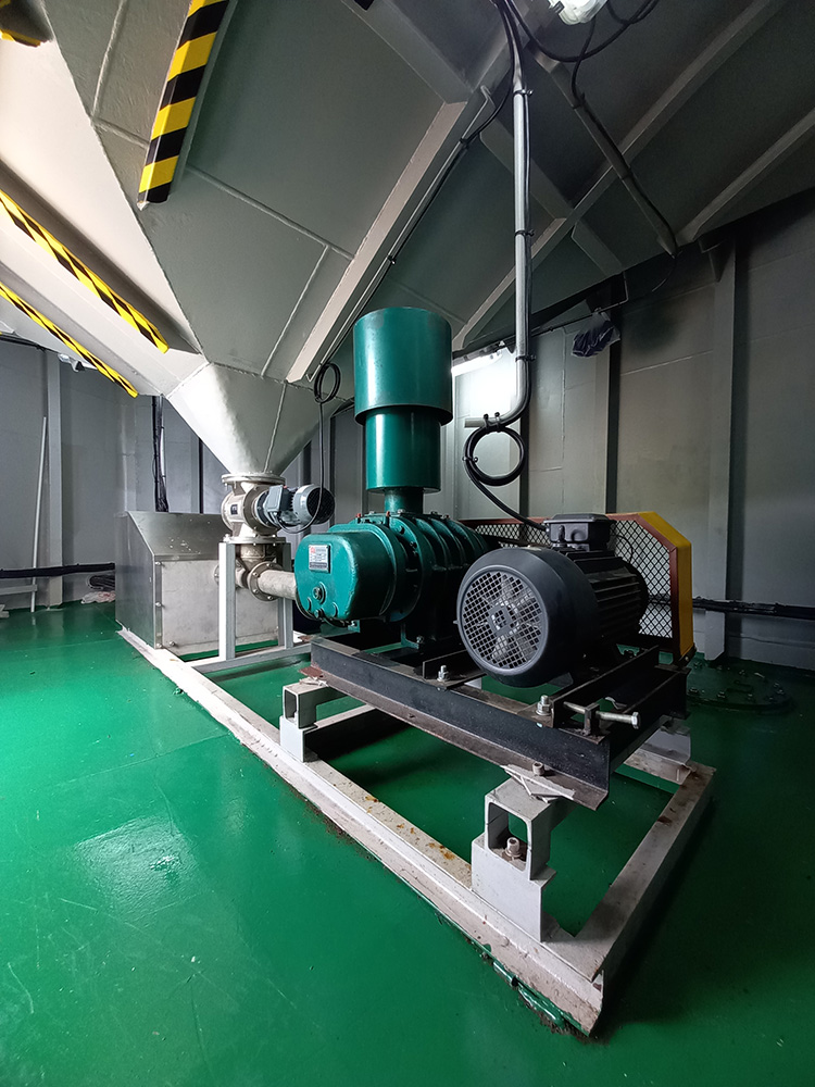 東龍洲深海網箱養殖示範場設有實時監控系統、風力及太陽能發電系統及自動投餌系統等現代化設備