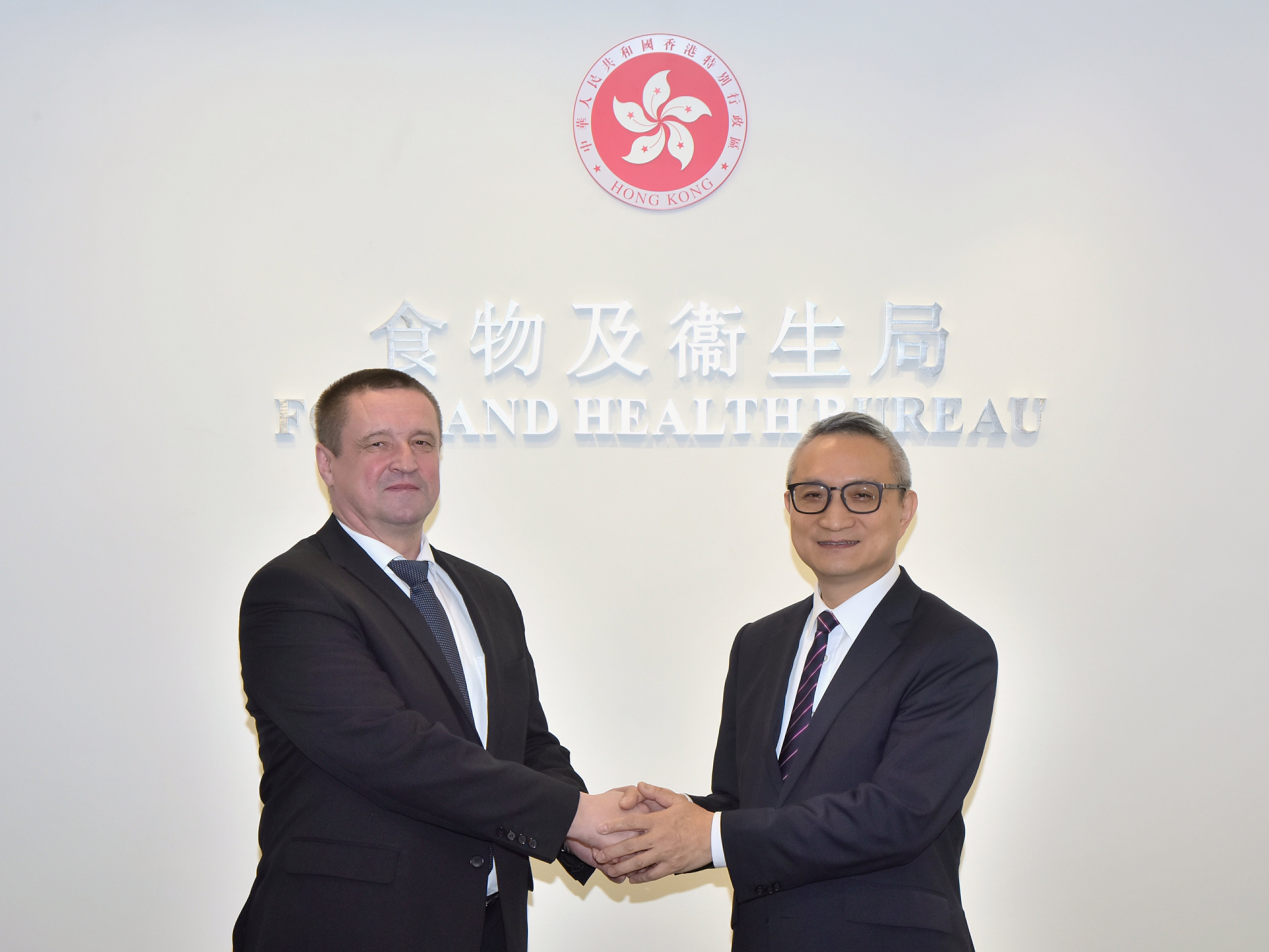 The Under Secretary for Food and Health, Dr Chui Tak-yi (right), meets the Minister of Agriculture and Food of the Republic of Belarus, Mr Leonid Zayac, at the Central Government Offices today (December 14) to discuss issues of mutual concern.