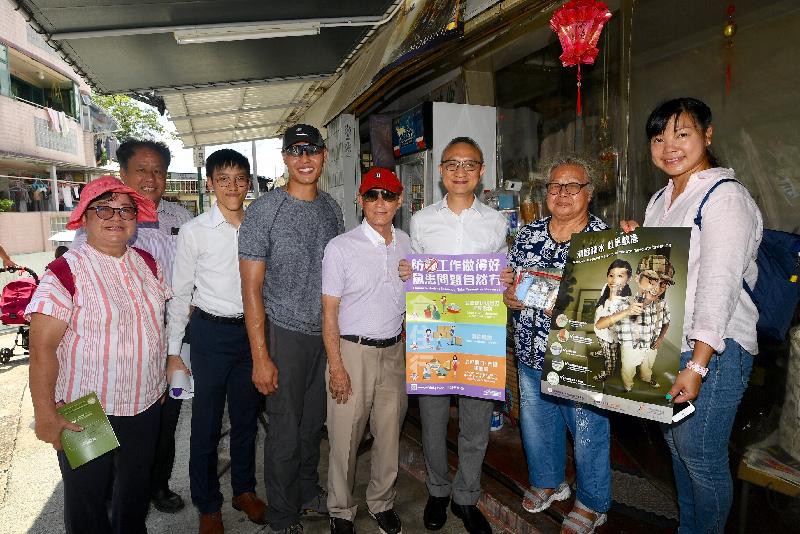 Government departments work with district groups in mosquito prevention and control on Cheung Chau (with photos)